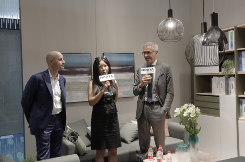 这个中国品牌占据了全球最大规模家具展两个主馆，凭什么？