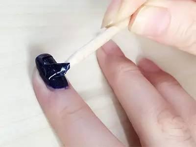 涂甲油胶的正确姿势,涂甲油胶的正确诀窍