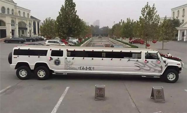 土豪花300万买加长悍马，二手被人50万买走跑婚庆，半年回本！