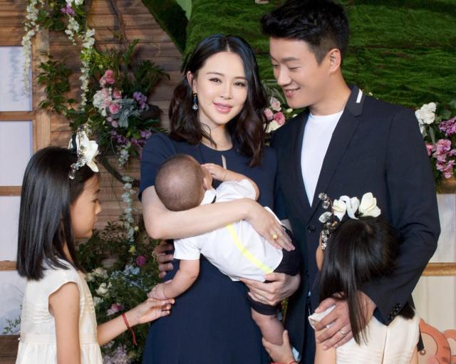 吴佩慈为大儿子庆生,吴佩慈纪晓波为儿子庆生