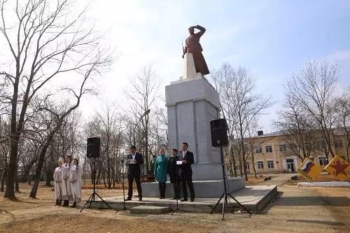 开着小车哼着小曲,开着车哼着歌结果一面包车掉头