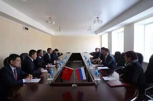 开着小车哼着小曲,开着车哼着歌结果一面包车掉头