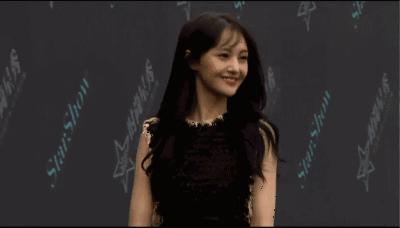 郑爽被表姐坑惨，借炸鸡店开业主动向粉丝和艺人索要120元花篮