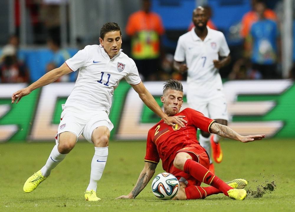 为什么足球禁止打高球,为何业余比赛点球不踢中路