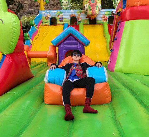 易烊千玺50张日常照片,易烊千玺穿白袜子的照片