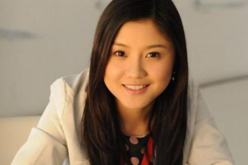 美女足球老板誓言投亿元两年冲超战亚冠，无奈球队半年就欠薪解散