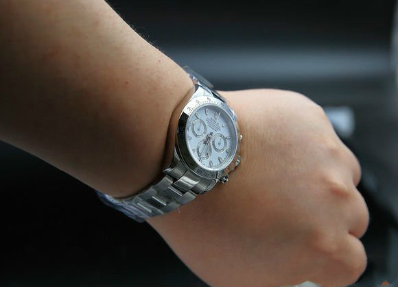 劳力士迪通拿戴着丢人吗,劳力士迪通拿金表是真的吗