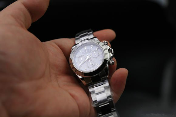 劳力士迪通拿戴着丢人吗,劳力士迪通拿金表是真的吗