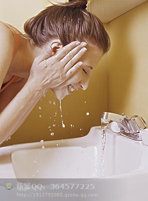 怎样洗脸能减少皱纹,这样洗脸不伤腰