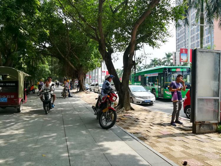 国庆最后一天的北海车站，火车站挤死人，汽车站空寥寥