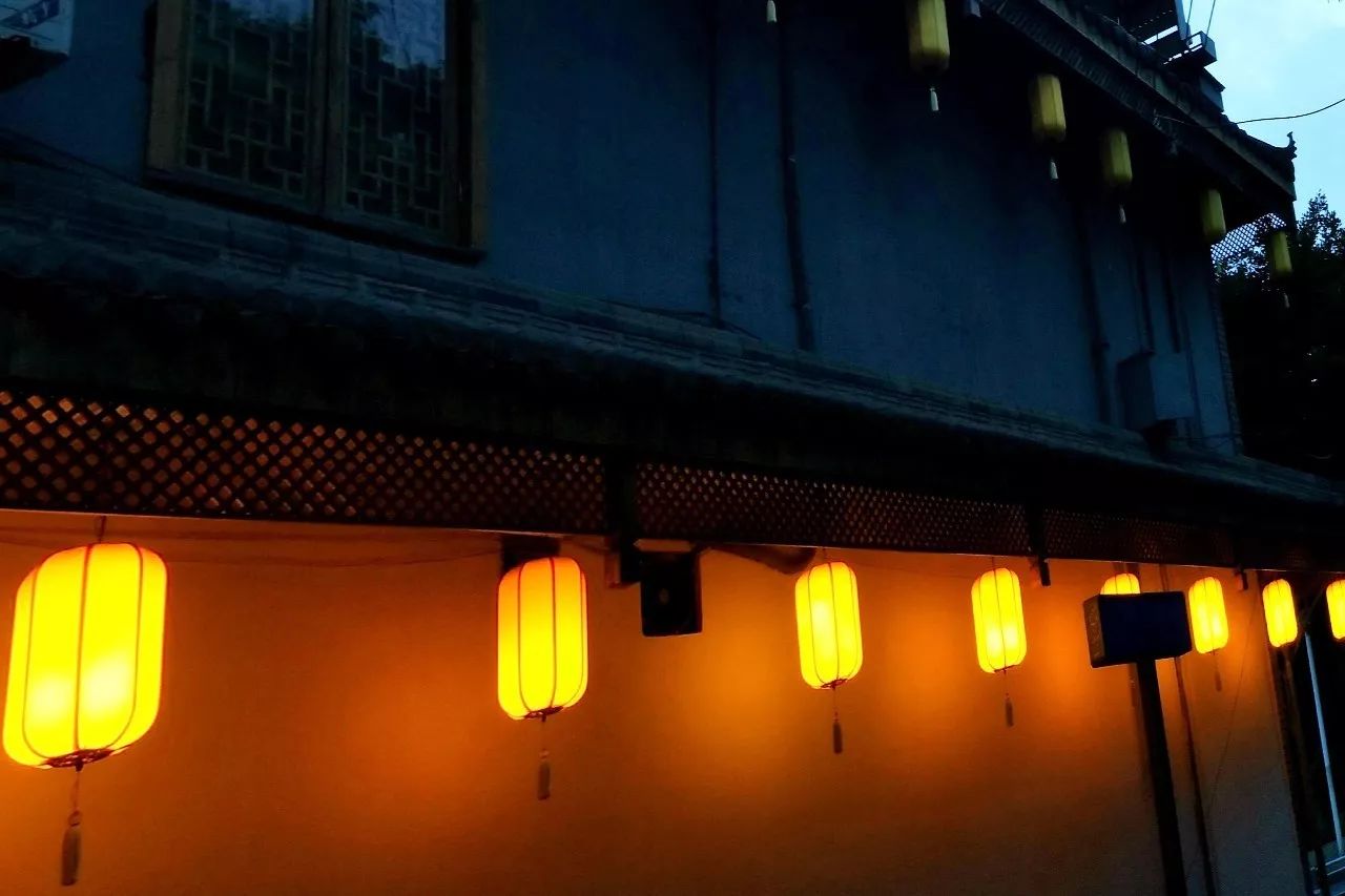 灯火阑珊处，那个青年，那个年轻的烟火匠笑颜如花