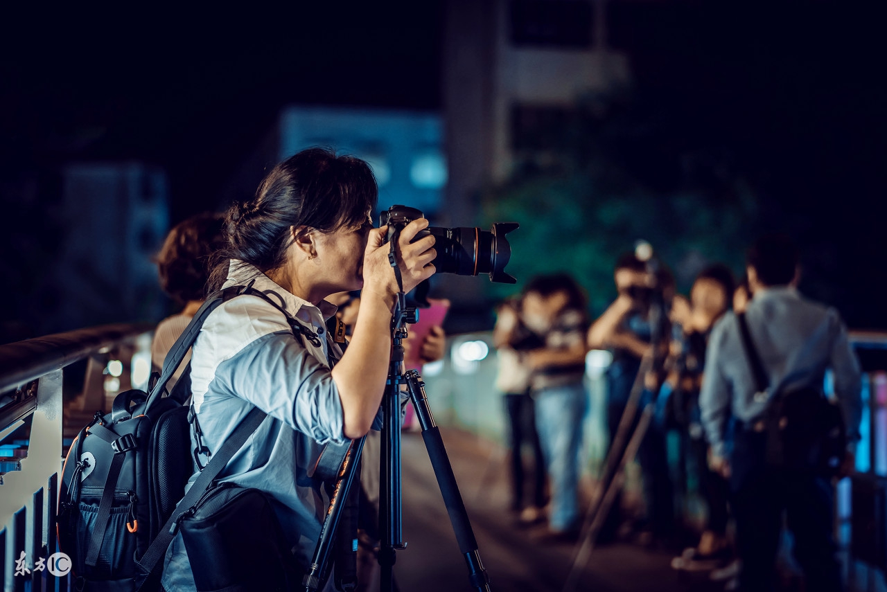 芳华心理罪紧急撤档，空天猎缝纫机乐队提档，红人吴京拄着拐站队
