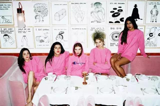 champion黑色和白色哪个好,champion复古低调