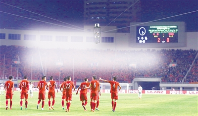 当今中国第一位女子足球运动员,她是国家队的一位篮球女教练