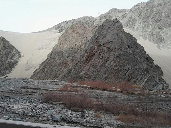 两位60岁老人去旅游,60后老俩口自驾穿越罗布泊无人区