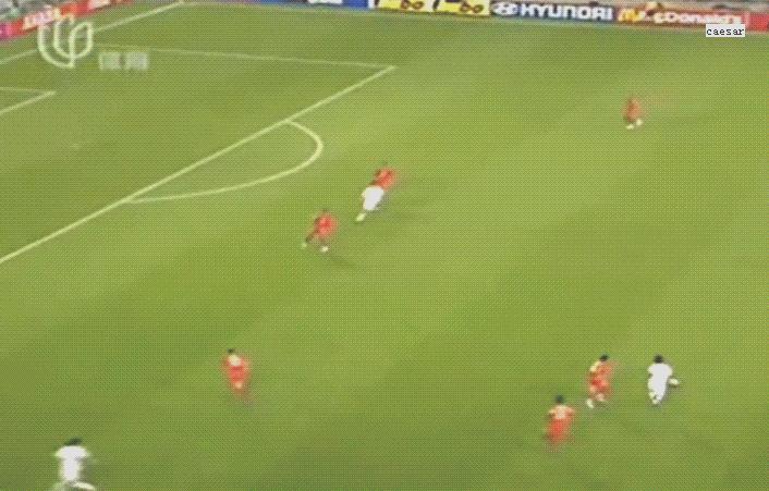 曾经与梅西抢首发的中国球员,比肩梅西的天才