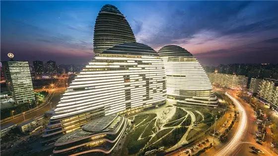 身处边缘，她以无与伦比的才华勤奋个性，勇敢地活出了自己