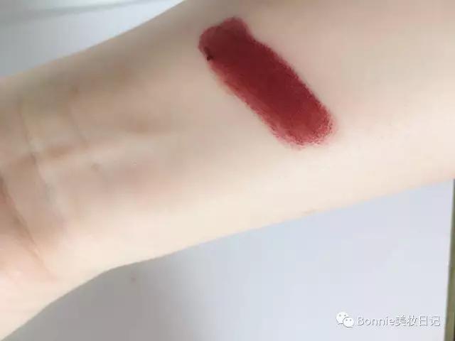 为什么我们种草的口红好看,为了口红铺了10层粉