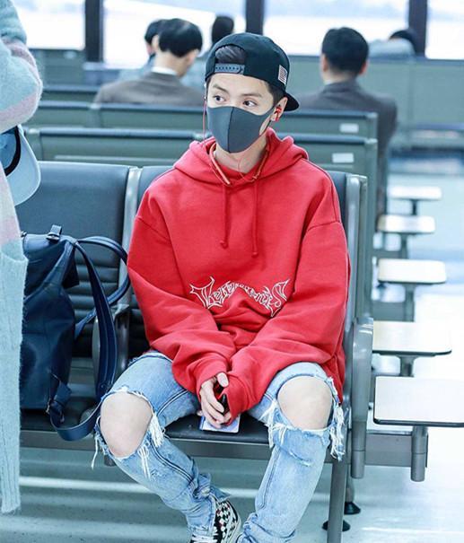 关晓彤和鹿晗戴同款口罩，穿衣品味方面也有同样的爱好！