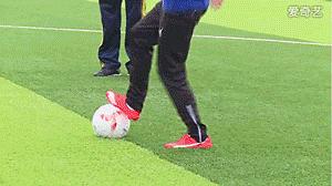 鹿晗关晓彤足球小子,鹿晗当众给关晓彤秀球技