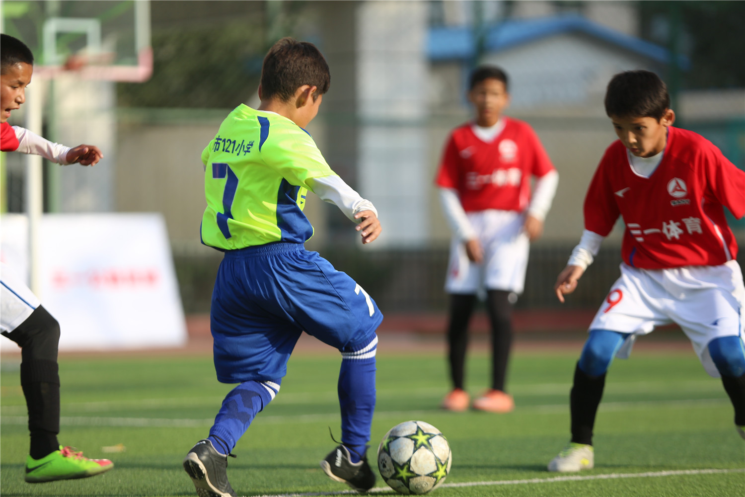 梅西贴地斩守门员,梅西点球攻破力瓦科维奇的球门