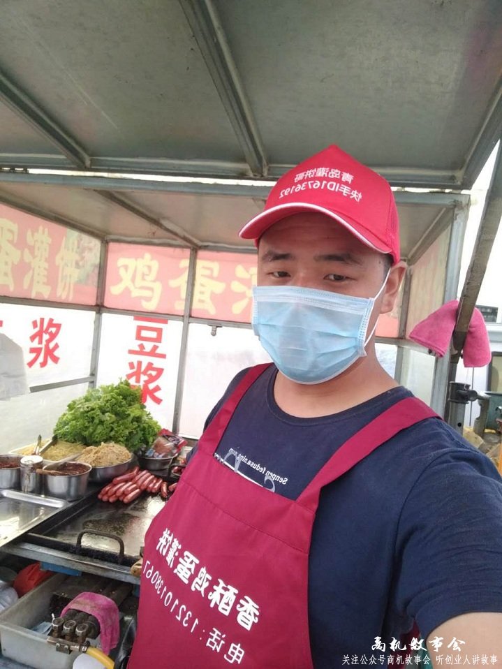 鸡蛋灌饼一天卖200个能挣多少钱,小夫妻卖灌饼一天轻松卖500张