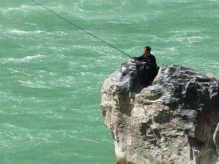 钓自然水域鱼的技巧,雨天黑坑钓鱼技巧大揭秘