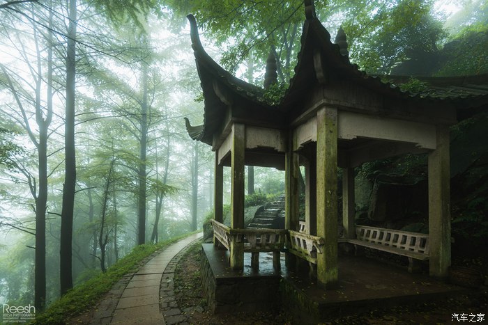 宝马X6,不谈性能如何!自驾遇上大雨还被拍成大片,颜值绝对够!