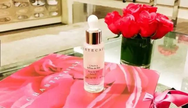 秋天给脸补补水,要给皮肤大量补水