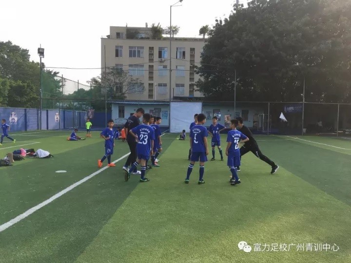 富力青年足球拉练,富力足球学院训练
