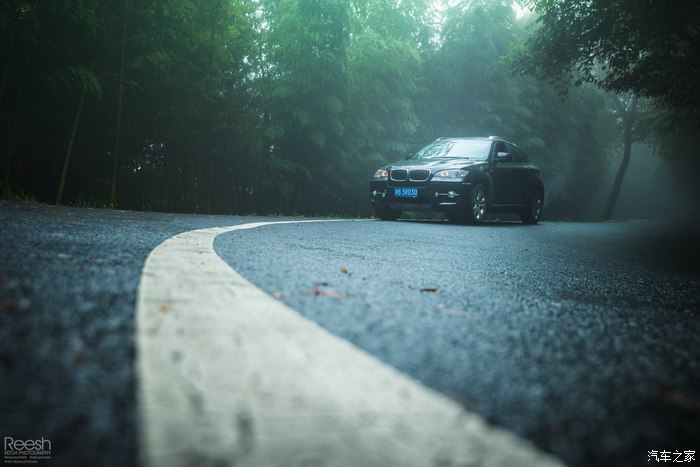 宝马X6,不谈性能如何!自驾遇上大雨还被拍成大片,颜值绝对够!