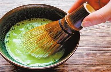 点茶，能如咖啡般出奶花，比魔术神奇！如何利用茶叶美容才有效