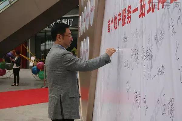 一帮媒体人,今天在莱茵春天被*攻围**,都要哭了~~