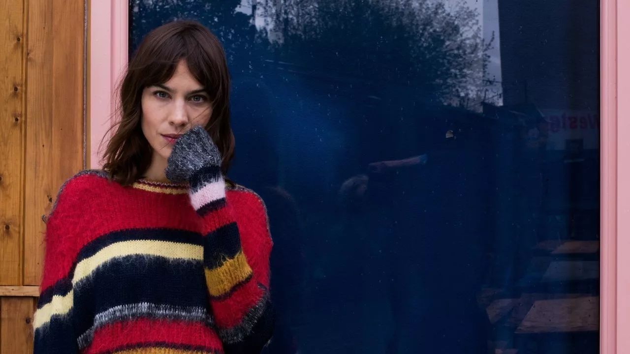 驼色条纹毛衫搭配,条纹长袖毛衣怎么穿