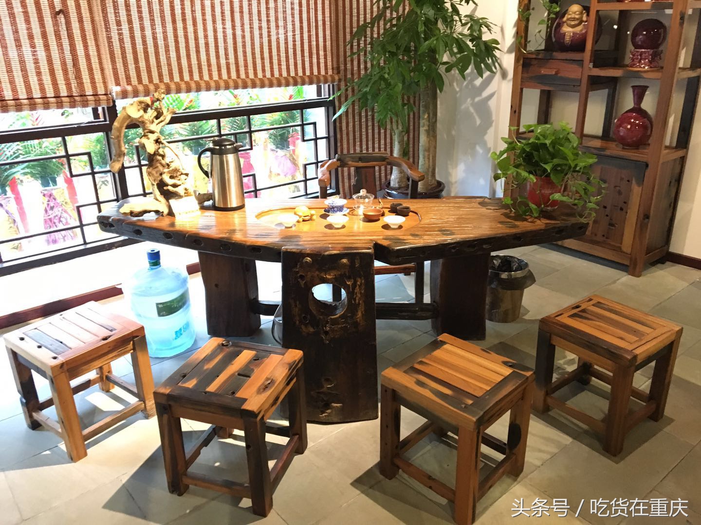 大气！这家茶会所的茶台全是老船木所制，老板估计身价上千万
