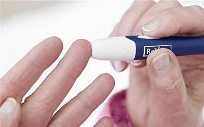 弱激光体外血液净化改善血糖预防糖尿病性膀胱病