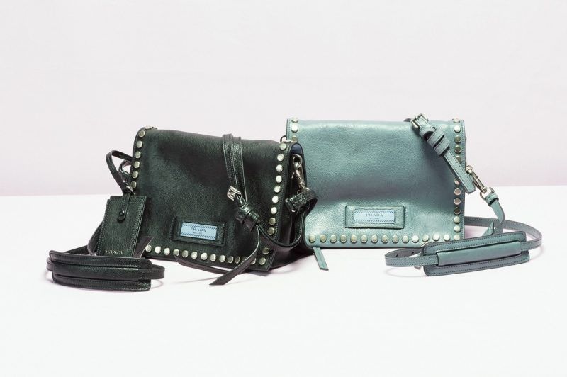 prada包包必买经典款,今年流行的大牌包包双肩