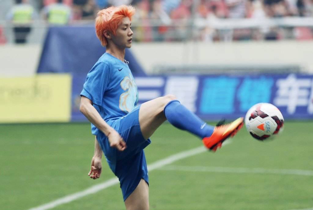 鹿晗足球鞋什么牌子,鹿晗上脚adidas球鞋