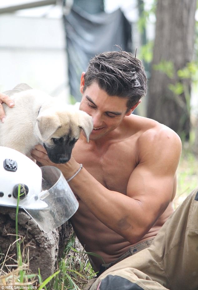 肌肉男孩消防员,肌肉猛男消防