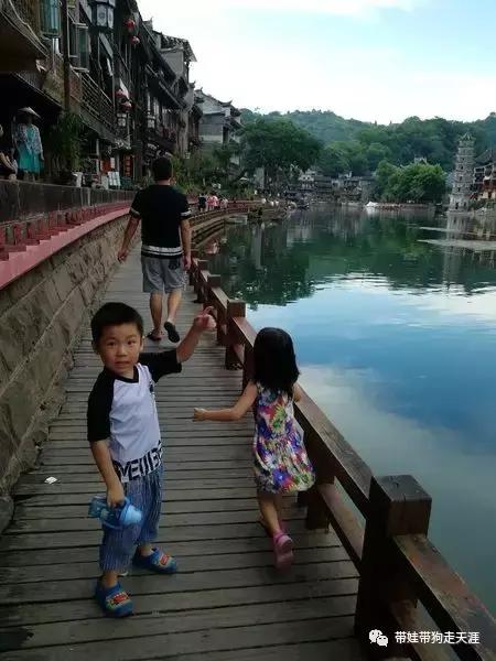 开着房车去遛娃,开着房车带狗狗出去玩