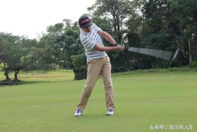 打一个18洞消耗多少卡路里,打一场18洞多少钱