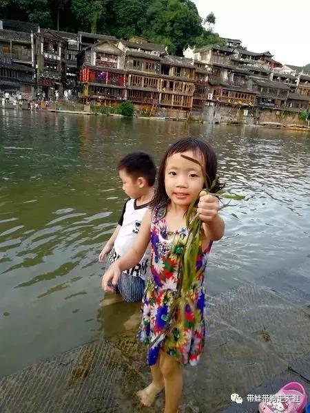 开着房车去遛娃,开着房车带狗狗出去玩