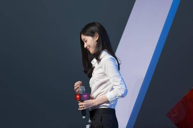 少年被女孩虐待，无奈只好做狗