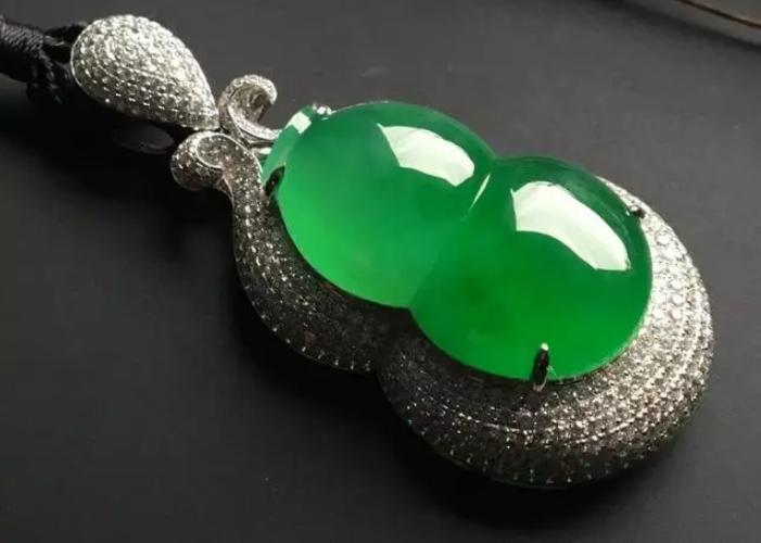 富商拿自己的翡翠来炫耀，朋友拿出了压箱底的宝贝，差点把他吓死