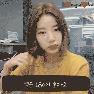 发量较多微卷适合的发型,女生发梢微卷