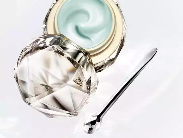 就用30块钱狂收当季爆款彩妆，“带货”女王们的梳妆台超魔性！