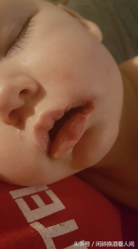 儿童接触手机充电器事故,儿童充电器事故视频