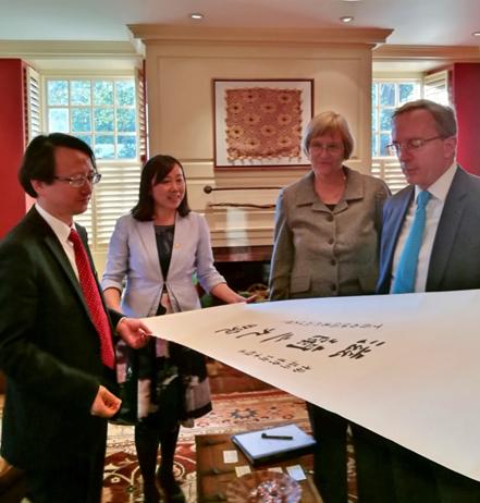 浙江大学校长给哈佛校长送了一副“看不懂”的字？你看懂了吗？