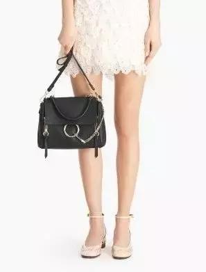 刘雯背的新款包是什么品牌,刘雯背过的一款蔻驰的包包