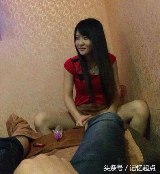 学校组织学生第二天穿父母工作服来上课,小明真太屌丝了